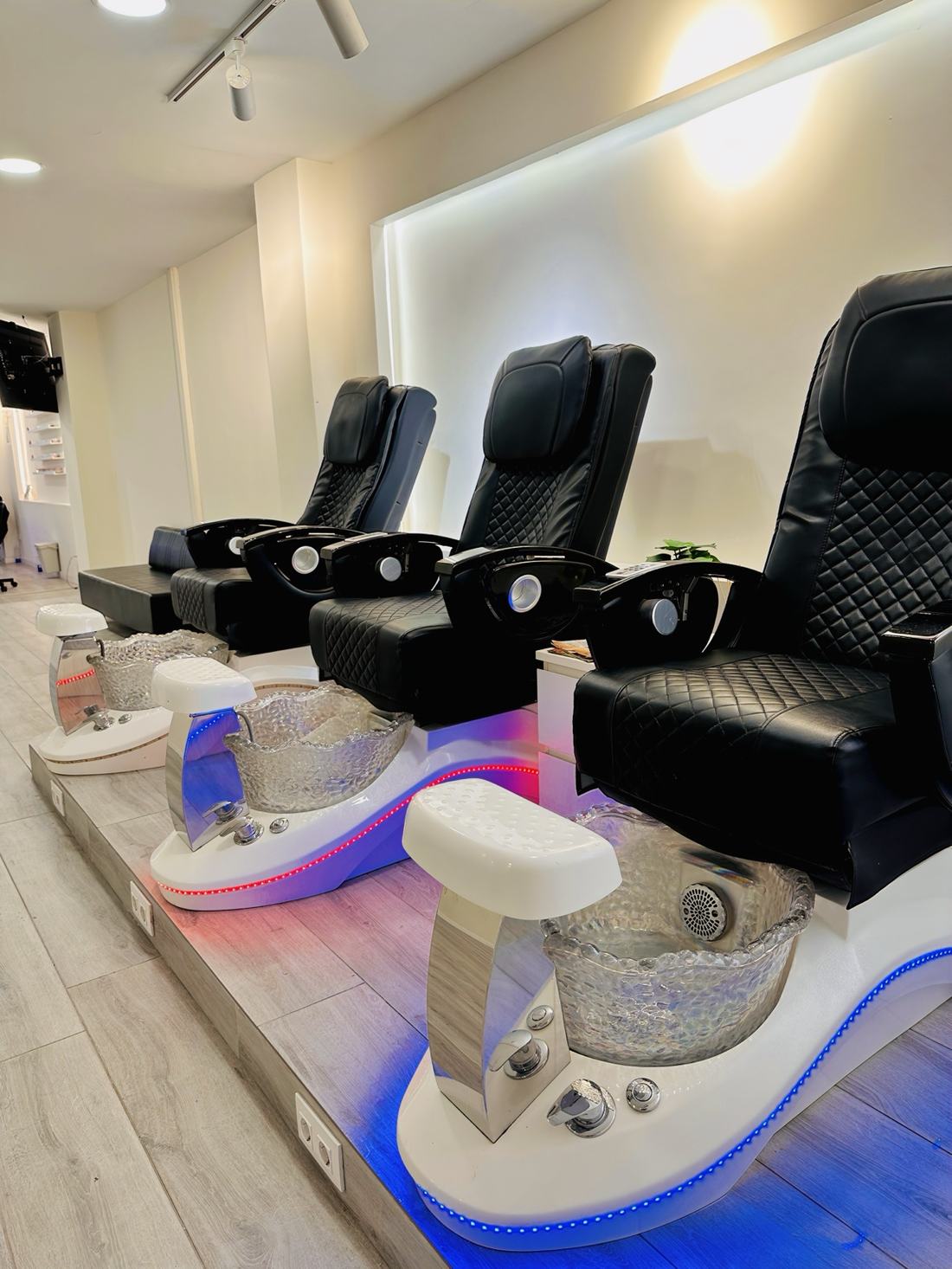 Pedicure chairs Barcelona nail salon