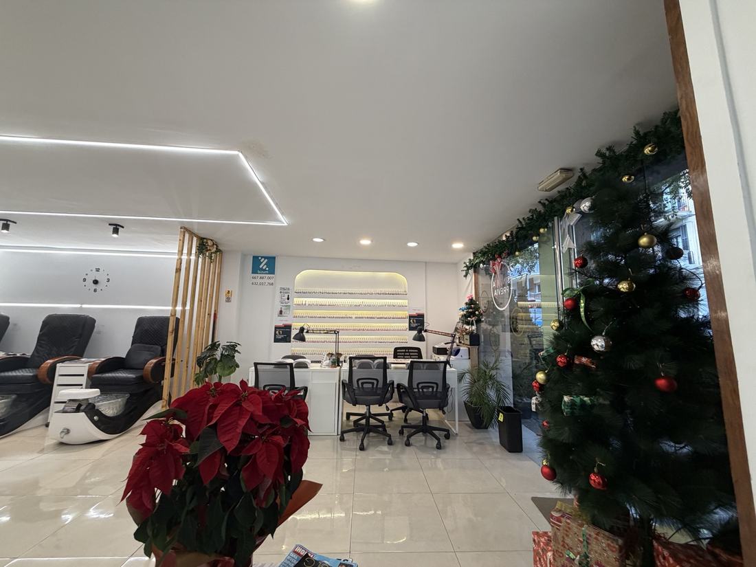 Modern nail salon Barcelona